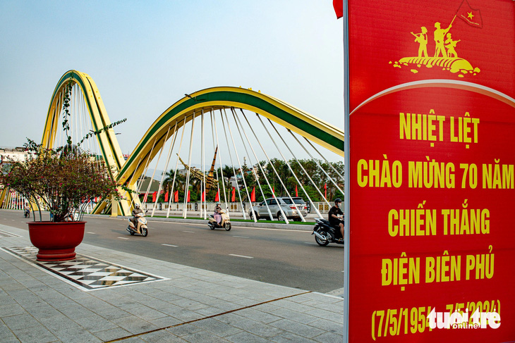 Khẩu hiểu chào mừng trên cây cầu Thanh Bình mới hoàn thành