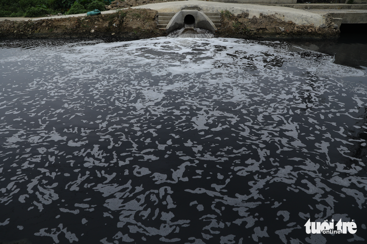 Nước có hiện tượng sủi bọt trắng ở cống xả nước thải sau xử lý của Công ty cổ phần phát triển hạ tầng dệt may Phố Nối (ảnh chụp cuối tháng 4-2024): D.KHANG