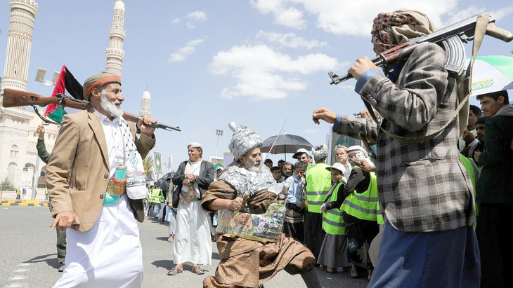 Người biểu tình ở thành phố Sanaa, Yemen mang vũ khí nhảy múa trong cuộc tuần hành thể hiện sự đoàn kết với người Palestine ở Gaza vào ngày 3-5 - Ảnh: Reuters