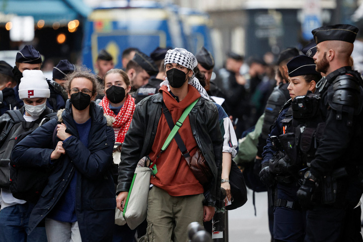 Người biểu tình ủng hộ Palestine trong cuộc sơ tán Viện Nghiên cứu chính trị Paris ở Paris, Pháp ngày 3-5 - Ảnh: REUTERS