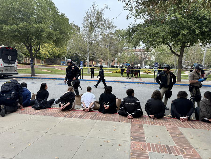 Cảnh sát bắt giữ những người biểu tình ủng hộ Palestine tại Đại học California, Los Angeles (UCLA), ở California, Mỹ hôm 2-5 - Ảnh: XINHUA