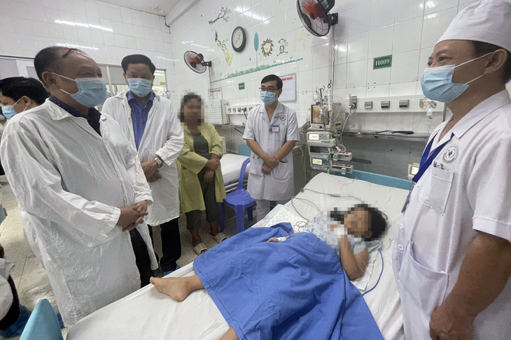 Đoàn công tác của Bộ Y tế đến thăm các bệnh nhân nặng sau ăn bánh mì đang điều trị tại Bệnh viện Nhi đồng Đồng Nai - Ảnh: A LỘC