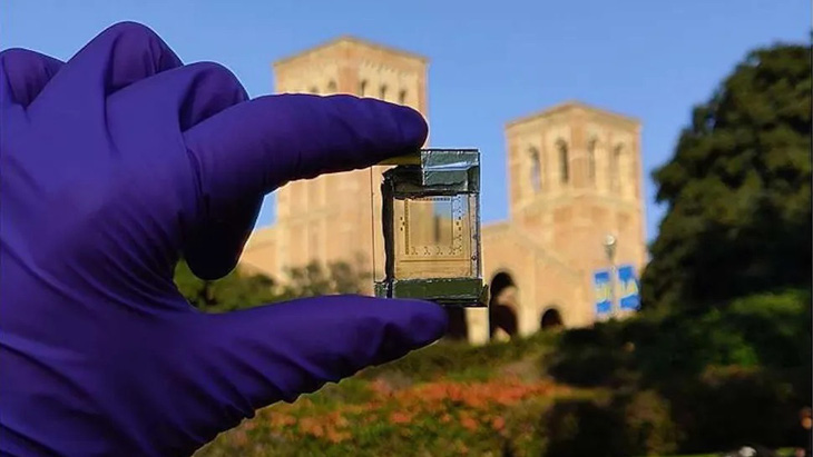 Chip trong suốt siêu nhỏ làm từ vật liệu bán dẫn 2D - Ảnh: Dehui Zhang
