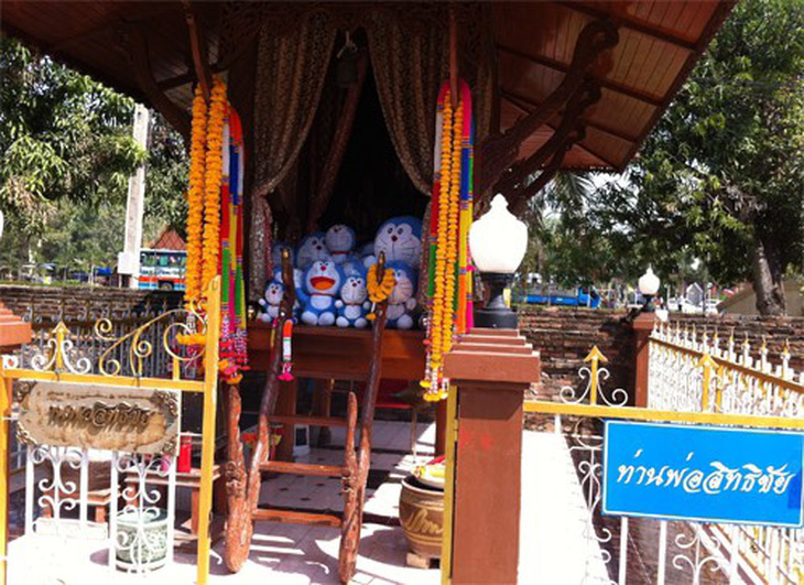 Hình ảnh Doraemon ngập lối vào ở đền Than Por Sitthichai Thái Lan - Ảnh: Bangkok Post