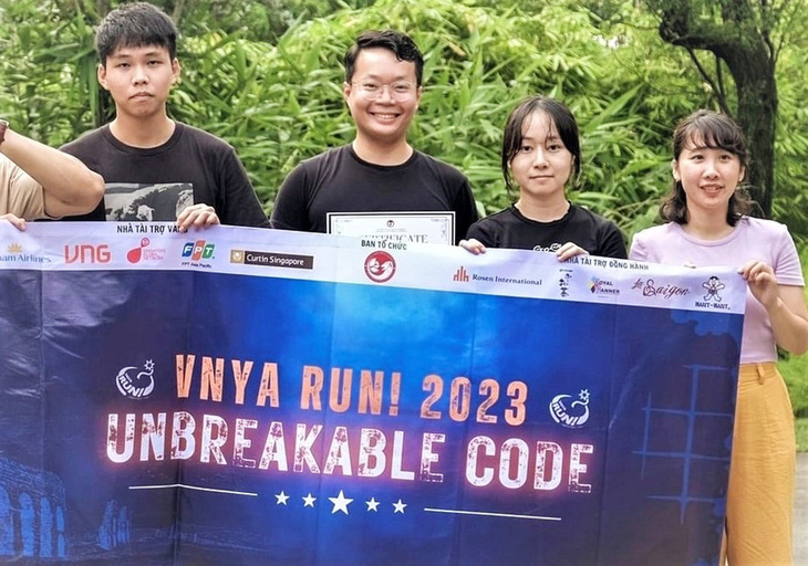 Nguyễn Duy Anh (thứ hai, từ trái qua) hiện đang là nghiên cứu sinh tiến sĩ ngành trí tuệ nhân tạo tại Trường ĐH Công nghệ Nanyang (Singapore) - Ảnh: NVCC