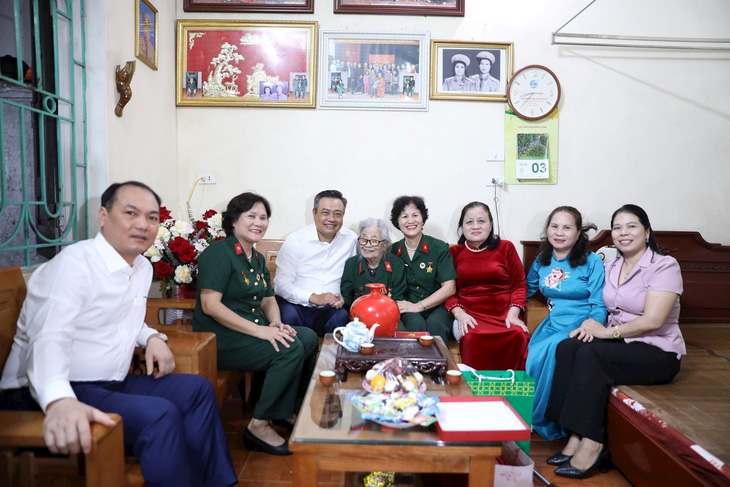 Chủ tịch UBND TP Hà Nội đến thăm bà Nguyễn Thị Mai, người từng tham gia trực tiếp hỗ trợ chiến đấu tại chiến dịch Điện Biên Phủ 70 năm trước - Ảnh: UBND TP