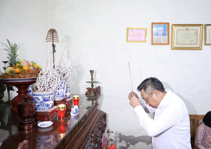 Chủ tịch Hà Nội thắp hương tưởng nhớ liệt sĩ Nguyễn Văn Bắp - Ảnh: UBND TP Hà Nội 