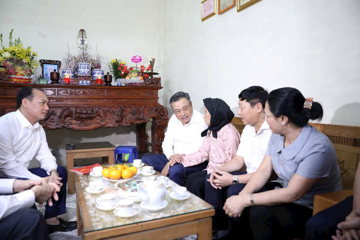 Chủ tịch UBND TP Hà Nội thăm hỏi, tặng quà thân nhân liệt sĩ Nguyễn Văn Bắp - Ảnh: UBND TP