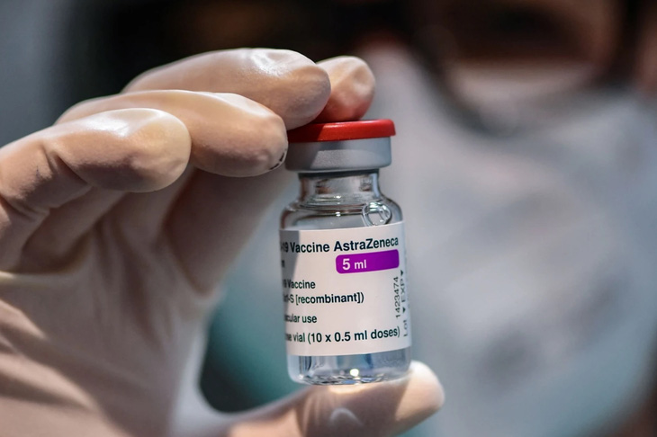 Nhiều gia đình các nạn nhân bị ảnh hưởng sau khi tiêm vắc xin COVID-19 đã từ bỏ việc kiện AstraZeneca - Ảnh: AFP