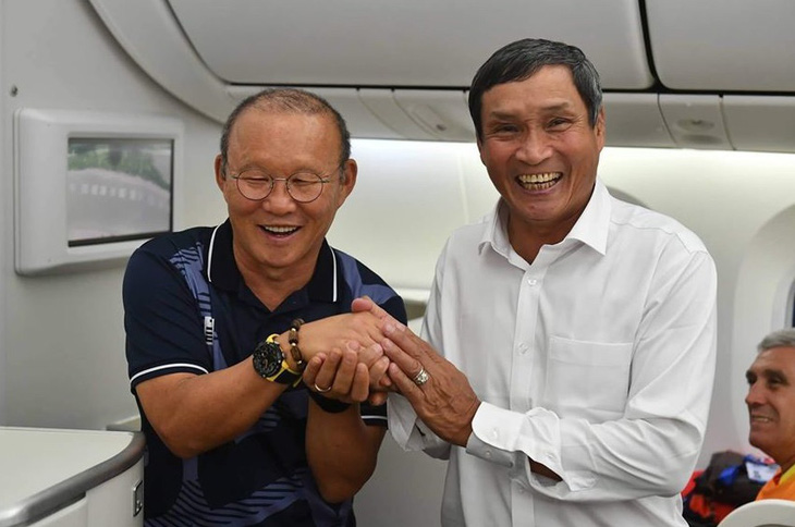 Ông Mai Đức Chung (phải) cho biết cựu HLV đội tuyển Việt Nam Park Hang Seo có nhiều ứng xử đi vào lòng người - Ảnh: VFF