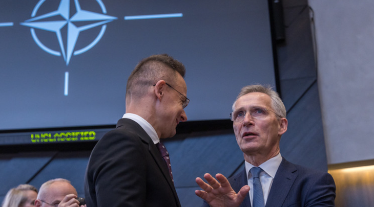 Tổng thư ký NATO Jens Stoltenberg (phải) nói chuyện với Ngoại trưởng Hungary Peter Szijjarto ngày 3-4 tại Brussels, Bỉ - Ảnh: RT