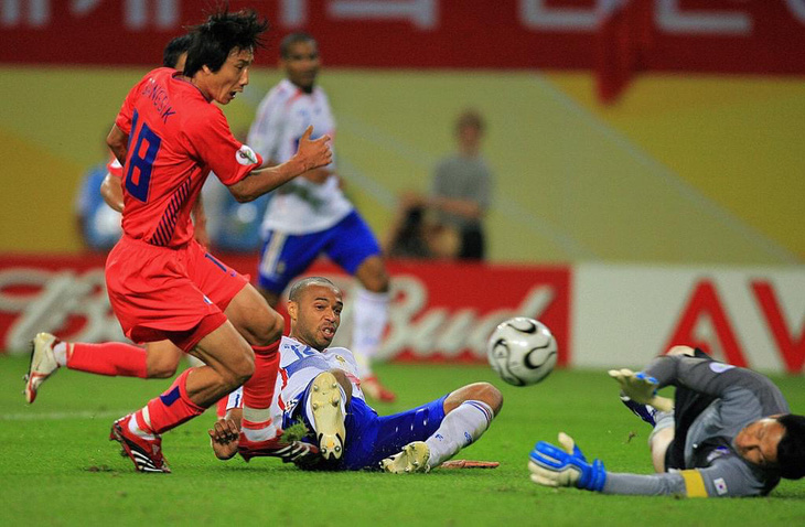 Kim Sang Sik (18) nỗ lực ngăn cản Thierry Henry ở World Cup 2006 - Ảnh: GETTY IMAGES