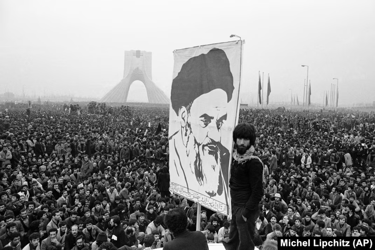 Người dân Iran mang hình giáo chủ Khomeini xuống đường trong cuộc cách mạng năm 1979. Ảnh: RFE