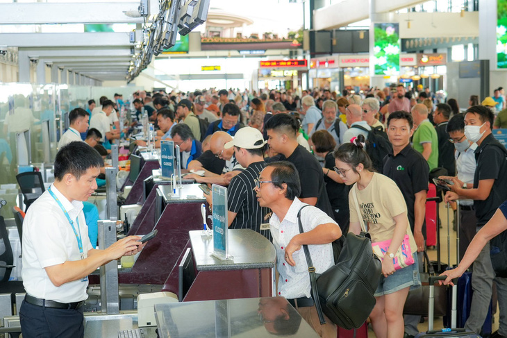 Hành khách làm thủ tục đi máy bay tại sân bay Nội Bài trong dịp nghỉ lễ 30-4 và 1-5 - Ảnh: NIA