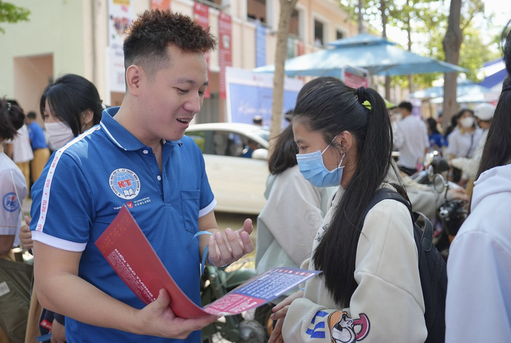 Nhân viên Trường đại học Kinh tế - kỹ thuật Bình Dương trong một hoạt động tư vấn tuyển sinh năm 2024. Điểm chuẩn học bạ của trường thấp nhất 15 điểm - Ảnh: N.T.