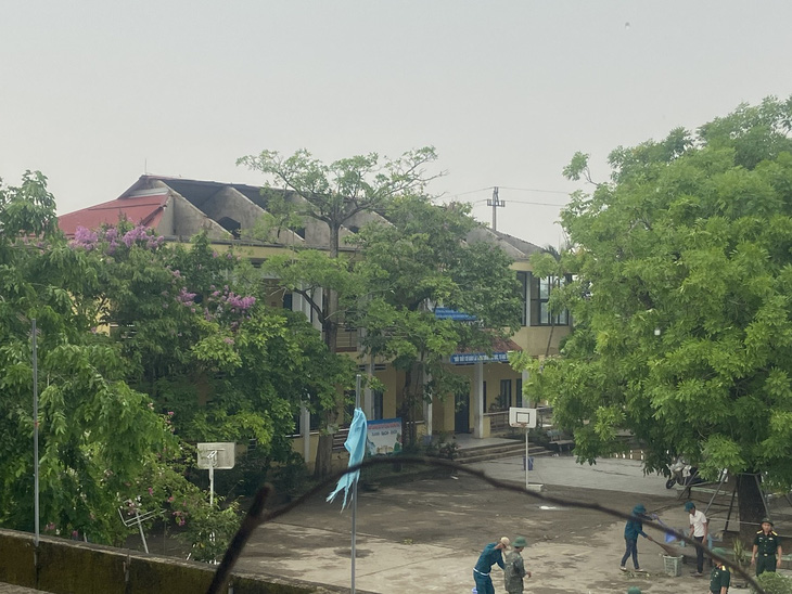 Trường tiểu học Phú Lương 1 (huyện Phú Vang, tỉnh Thừa Thiên Huế) bị lốc xoáy tàn phá, buộc học sinh nghỉ học - Ảnh: Phòng GD&ĐT huyện Phú Vang