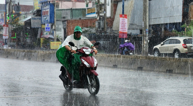 Người dân TP.HCM và nhiều tỉnh thành đang mong ngóng những cơn mưa lớn 