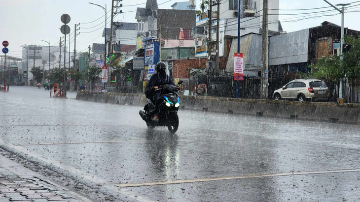 Huyện Hóc Môn, TP.HCM xuất hiện mưa to lúc 15h chiều 3-5 - Ảnh: NGỌC KHẢI