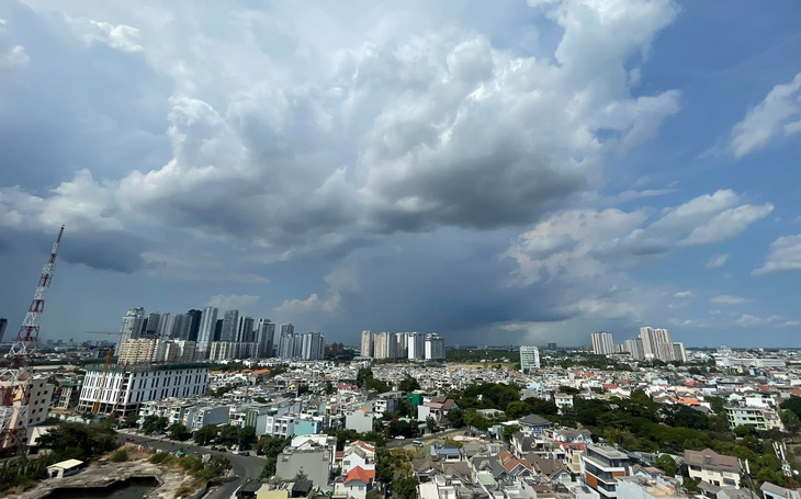 Ổ mây dông đang kéo về TP.HCM từ hướng Đồng Nai (ảnh chụp lúc 14h20 từ Thủ Đức) - Ảnh: VIỄN SỰ