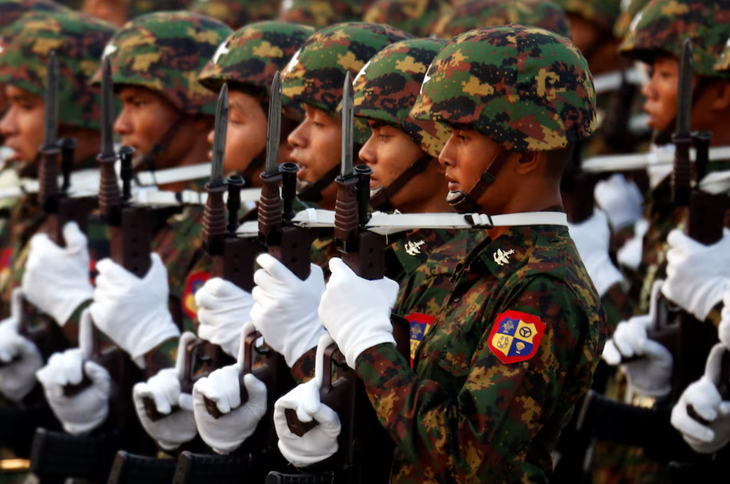 Quân đội Myanmar duyệt binh năm 2017 - Ảnh: REUTERS