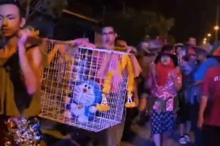 Hình ảnh lễ cầu mưa bằng mèo nhồi bông Doraemon ở Thái Lan - Ảnh: X