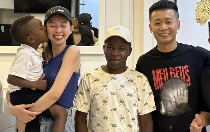 Lôi Con chụp ảnh cùng hoa hậu Thùy Tiên và hai người cha của mình - Ảnh: NVCC