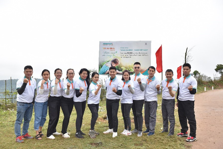 Sau bốn năm thực hiện, Dự án ‘Xanh An Bình - Xanh Việt Nam’ do ABBANK phối hợp với Trung tâm Truyền thông TNMT - Bộ TNMT đã trồng gần 100.000 cây xanh tại nhiều tỉnh, thành trên cả nước.