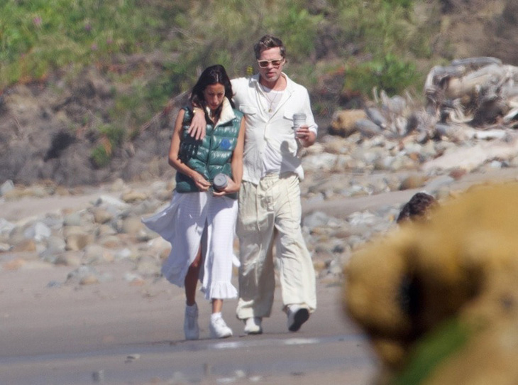 Brad Pitt dạo biển cùng bạn gái - Ảnh: Backgrid