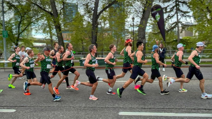 Nhóm 11 runner buộc dây quanh bụng chạy half marathon