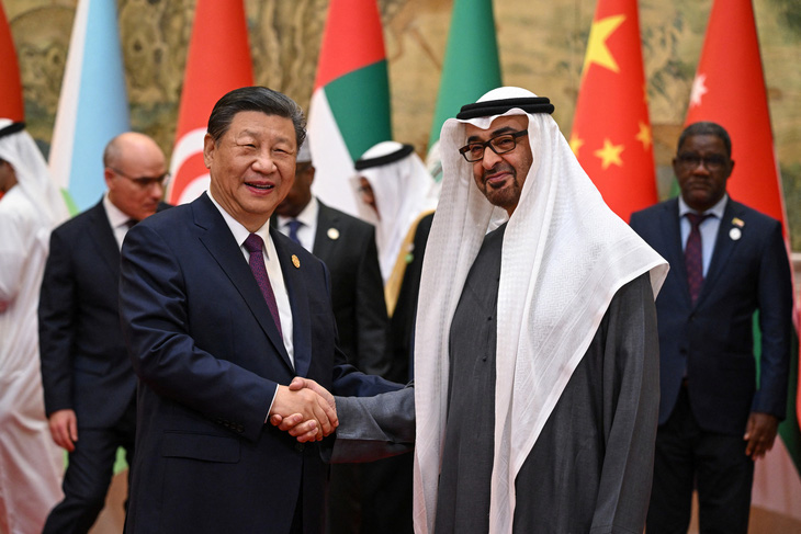 Chủ tịch Trung Quốc Tập Cận Bình bắt tay Tổng thống UAE Sheikh Mohamed bin Zayed Al Nahyan tại Bắc Kinh, Trung Quốc ngày 30-5 - Ảnh: REUTERS