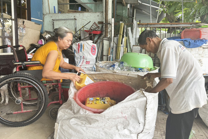 Hằng ngày hai người đỡ đần nhau thu mua phế liệu bán kiếm tiền sinh sống