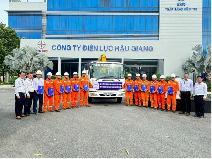 Công ty Điện lực Hậu Giang hỗ trợ thi công dự án ĐZ 500kV Quảng Trạch - Phố Nối