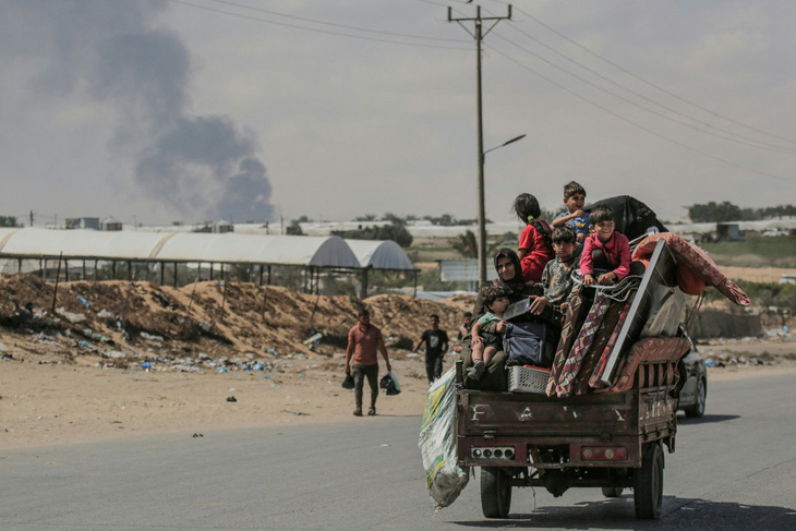 Người dân Palestine chạy khỏi thành phố Rafah ở phía nam Gaza ngày 29-5 - Ảnh: AFP