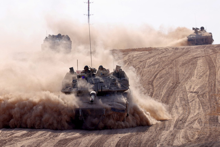 Xe tăng của Israel hoạt động ở phía biên giới với Gaza ngày 29-5 - Ảnh: AFP