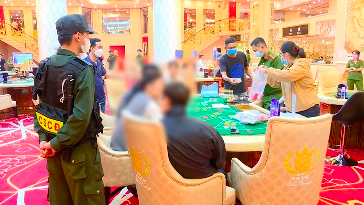 Cơ quan công an bắt quả tang các đối tượng đánh bạc ăn tiền tại Gameclub Lucky ở khu vực tầng hầm khách sạn Sheraton Nha Trang Hotel & Spa - Ảnh: Công an cung cấp