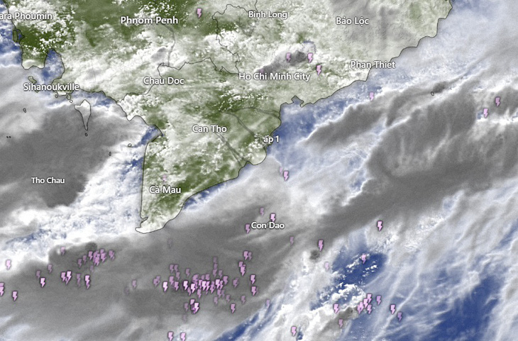 Mây dông phát triển mạnh tại đất liền và vùng biển Nam Bộ - Ảnh: WINDY
