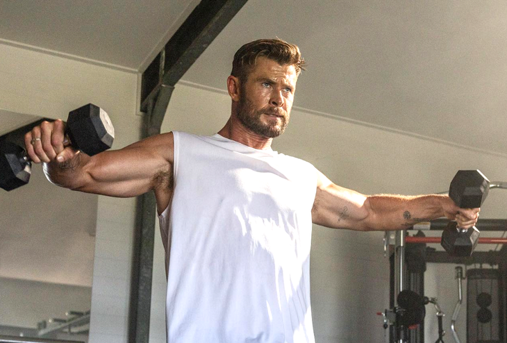 Bài tập shoulder press của Hemsworth - Ảnh: INSTAGRAM