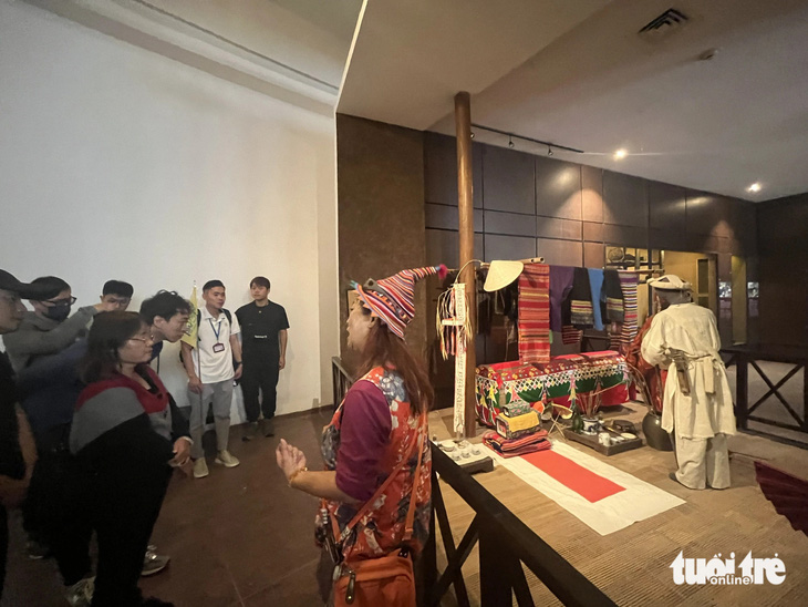 Đoàn du khách thị trường nói tiếng Hoa tham quan Bảo tàng Văn hóa các dân tộc Việt Nam (Hà Nội) - Ảnh: N.BÌNH