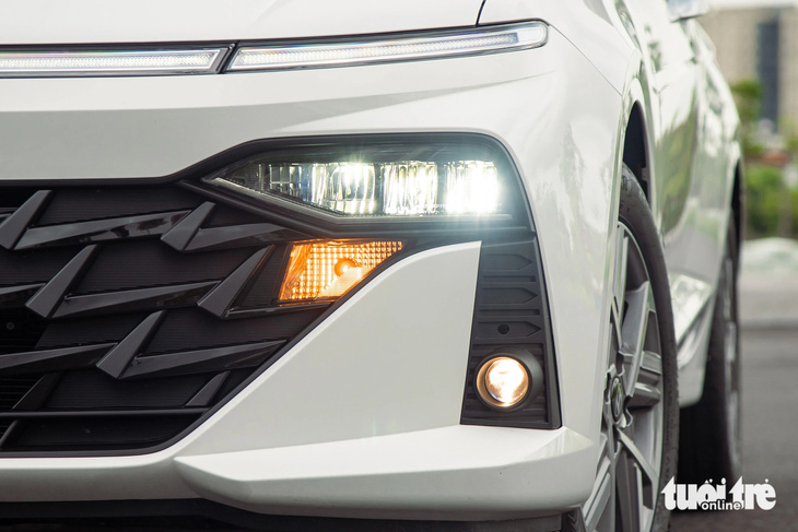 Cụm đèn chính là LED chóa phản xạ, có tự động bật/tắt, cho khả năng chiếu sáng ở mức trung bình. Đèn sương mù halogen giúp tài xế dễ dàng quan sát trong điều kiện ánh sáng hạn chế. Điểm trừ là xe chưa có cảm biến ở phía trước như đối thủ Toyota Vios.