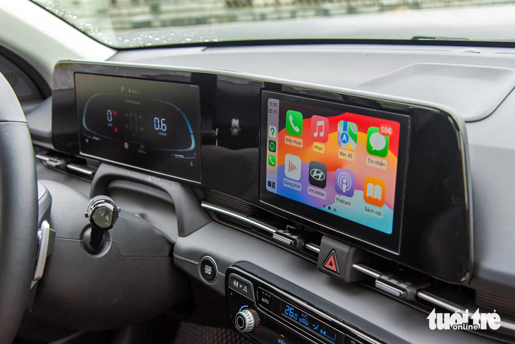 Cụm màn hình đôi kèm kết nối Apple CarPlay/Android Auto là điểm nhấn nổi bật. Nhưng phần viền dày là điểm trừ. Chưa kể, bản ở Việt Nam chỉ trang bị màn hình giải trí 8 inch, trong khi đó ở thị trường Ấn Độ là 10,25 inch. Hệ thống âm thanh là loại 6 loa giải trí.