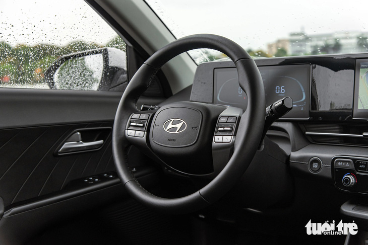 Hyundai Accent 2024 được trang bị vô lăng 2 chấu lạ lẫm, đi cùng dàn nút bấm như media, đàm thoại rảnh tay, ga tự động, tính năng an toàn ADAS,... Phiên bản cao cấp nhất có lẫy chuyển số để giả lập cấp số, tạo đà khi vượt xe. Phần tay lái được bọc da cho cảm giác cầm nắm tốt hơn.
