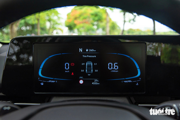 Đồng hồ tốc độ trên Hyundai Accent 2024 là loại bán điện tử với màn hình LCD 4,2 inch đặt giữa. Người dùng chỉ có thể thay đổi màu sắc dựa vào chế độ lái, nhưng không thể thay đổi phần giao diện đồ họa. So với Honda City và Toyota Vios, màn hình trên Accent được đánh giá cao hơn khi hai mẫu xe Nhật vẫn sử dụng đồng hồ cơ kết hợp màn hình LCD.