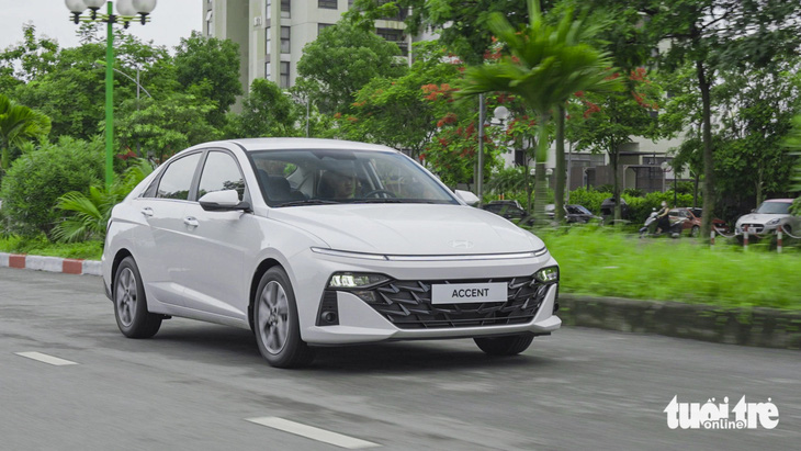 Hyundai Accent 2024 gây bất ngờ ở khả năng cách âm. Chạy thử ở vận tốc 90km/h trên đại lộ Thăng Long, độ ồn đo được là khoảng 65 dB, tiếng lốp dội vào cabin ít hơn khi so sánh với Honda City trong cùng phân khúc.