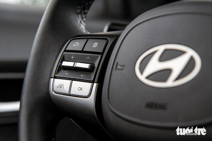 Hyundai Accent 2024 bản cao cấp nhất được trang bị cảnh báo điểm mù, cảnh báo phương tiện cắt ngang phía sau và một phần của gói an toàn chủ động SmartSense gồm các tính năng như cảnh báo lệch làn và hỗ trợ giữ làn, cảnh báo tiền va chạm trước, hỗ trợ phanh khẩn cấp trước/sau, tự động bật/tắt đèn chiếu xa.