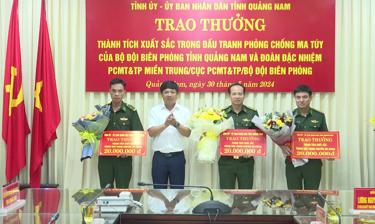 Ông Lương Nguyễn Minh Triết - bí thư Tỉnh ủy Quảng Nam - thưởng nóng cho 3 tập thể và 6 cá nhân vì đã có thành tích xuất sắc trong quá trình đấu tranh chuyên án - Ảnh: Bộ đội biên phòng cung cấp
