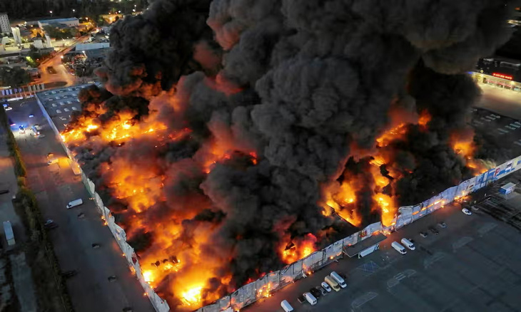 Toàn cảnh vụ cháy Marywilska 44, một trong những trung tâm thương mại lớn nhất thủ đô Warsaw, Ba Lan hôm 12-5 - Ảnh: THE GUARDIAN