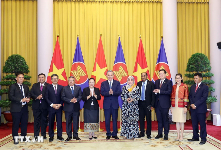 Chủ tịch nước Tô Lâm chụp ảnh cùng các đại sứ, đại biện các nước Đông Nam Á tại Phủ Chủ tịch chiều 30-5 - Ảnh: TTXVN