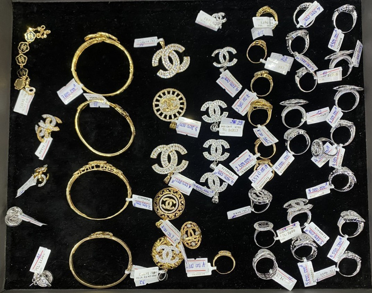 Số sản phẩm được xác định làm giả nhãn hiệu Chanel tại Công ty TNHH vàng bạc Kim Quang QB - Ảnh: M.P