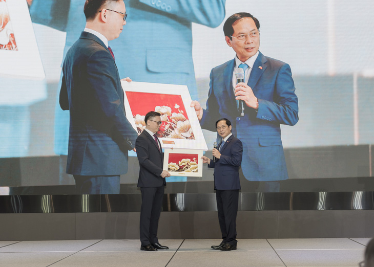 Bộ trưởng Bùi Thanh Sơn tặng quà cho đại diện BAViK - Ảnh: Bộ Ngoại giao cung cấp