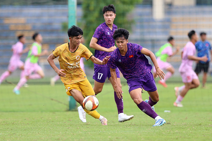 U19 Việt Nam (áo tím) đang tích cực lắp ghép đội hình để chuẩn bị cho Giải giao hữu U19 quốc tế, trước khi chính thức bước vào Giải U19 Đông Nam Á 2024 - Ảnh: HOÀNG TÙNG